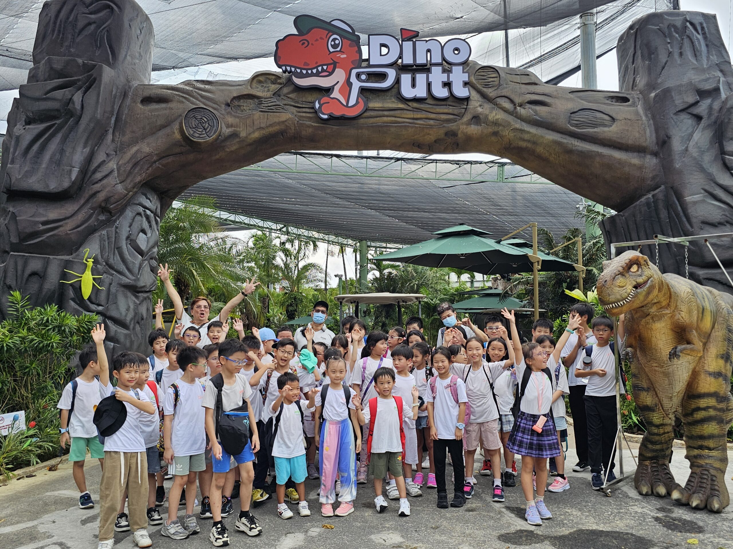 kids at dino putt clubFACE