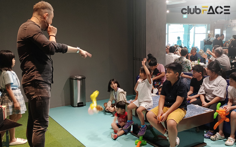Presenter introducing young golfers to the indoor gold simulator